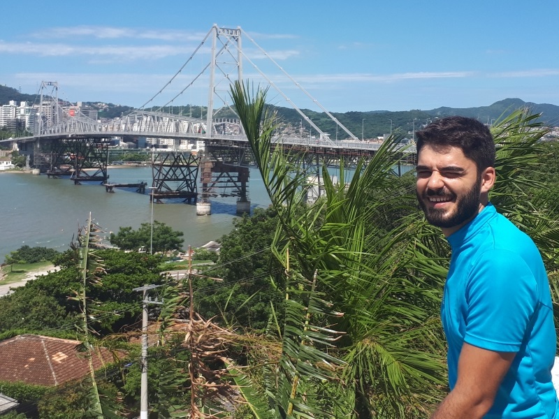 [Deveria ter uma imagem de mim na ponte Hercílio Luz aqui....]